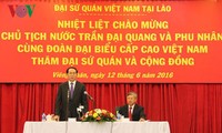 Chủ tịch nước Trần Đại Quang thăm và nói chuyện với cán bộ nhân viên Đại sứ quán Việt Nam tại Lào