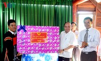 Thủ tướng Nguyễn Xuân Phúc thăm hỏi người dân tỉnh Đắc Lắk