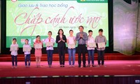 Trao học bổng “Chắp cánh ước mơ” tại tỉnh Hà Nam