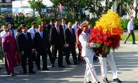 Lãnh đạo Thành phố Hồ Chí Minh dâng hương Chủ tịch Hồ Chí Minh và Chủ tịch Tôn Đức Thắng 