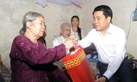 Hà Nội nhiều hoạt động thiết thực thăm hỏi, tặng quà gia đình chính sách nhân dịp Quốc khánh