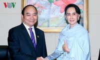 Thủ tướng Nguyễn Xuân Phúc gặp Cố vấn Nhà nước, Bộ trưởng Bộ Ngoại giao Myanmar