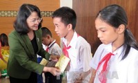 Nhiều hoạt động vui Trung thu cho trẻ em nghèo miền Trung
