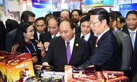 Thủ tướng Nguyễn Xuân Phúc dự đối thoại với các doanh nghiệp lớn của Trung Quốc