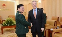 Bộ trưởng Bộ Quốc phòng Việt Nam Ngô Xuân Lịch tiếp Đại sứ Hoa Kỳ Ted Osius 