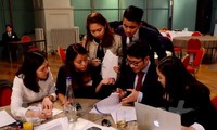 Sinh viên Việt Nam tại Anh trổ tài về chiến lược kinh doanh