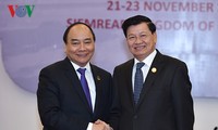 Thủ tướng Nguyễn Xuân Phúc hội kiến Thủ tướng Lào Thongloun Sisoulith 