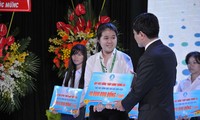 Thành phố Hồ Chí Minh: Trao 120 suất học bổng “Thắp sáng tương lai”