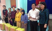 Phó Chủ tịch nước Đặng Thị Ngọc Thịnh tặng quà bà con vùng lũ Quảng Nam