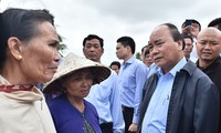Thủ tướng Nguyễn Xuân Phúc yêu cầu sớm cấp đất, hỗ trợ dựng lại nhà cho người dân mất nhà sau lũ