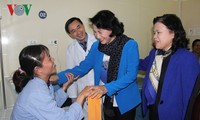 Chủ tịch Quốc hội Nguyễn Thị Kim Ngân thăm và tặng quà cho bệnh nhân ung thư