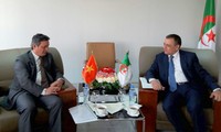 Đại sứ Phạm Quốc Trụ chào xã giao Bộ trưởng Công nghiệp và Mỏ Algérie