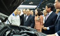Thủ tướng Nguyễn Xuân Phúc thăm Nhà máy lắp ráp ô tô tại Ninh Bình