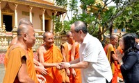 Chủ tịch Trung ương MTTQVN Nguyễn Thiện Nhân chúc tết sư sãi, đồng bào Khmer