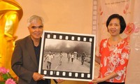 Nhiếp ảnh gia Nick Ut trao tặng bức ảnh “Em bé Napalm” cho Bảo tàng Phụ nữ Việt Nam
