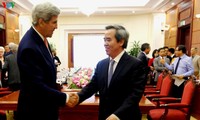 Trưởng ban Kinh tế Trung ương Nguyễn Văn Bình tiếp Nguyên Ngoại trưởng Hoa Kỳ John Kerry