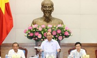 Thủ tướng Nguyễn Xuân Phúc chủ trì phiên họp bàn giải pháp thúc đẩy tăng trưởng kinh tế