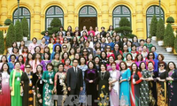 Phó Chủ tịch nước gặp mặt Đoàn nữ doanh nhân tiêu biểu được tặng Cúp Bông hồng vàng