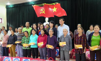 Phó Chủ tịch nước Đặng Thị Ngọc Thịnh thăm, tặng quà người dân tỉnh Quảng Nam