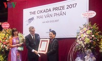 Nhà thơ Mai Văn Phấn nhận Giải thưởng văn học Cikada của Thụy Điển