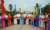 Bí thư Thành ủy Thành phố Hồ Chí Minh Nguyễn Thiện Nhân thăm, tặng quà hộ nghèo ở Trà Vinh 