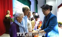 Chủ tịch Quốc hội Nguyễn Thị Kim Ngân thăm, tặng quà và chúc Tết gia đình chính sách tại Bến Tre 