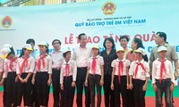 Gần 500 triệu đồng tặng trẻ em có hoàn cảnh khó khăn huyện Chương Mỹ, Hà Nội