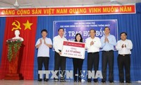 Phó Thủ tướng Trương Hòa Bình tặng quà cho người dân tỉnh Tây Ninh