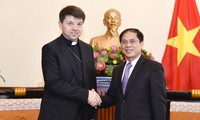 Đặc phái viên không thường trú của Tòa thánh tại Việt Nam chào xã giao Lãnh đạo Bộ Ngoại giao