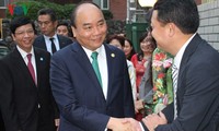 Thủ tướng Nguyễn Xuân Phúc thăm Đại sứ quán Việt Nam tại Nhật Bản