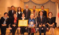 Trao Bằng khen của Bộ trưởng Bộ Ngoại giao Nhật Bản truy tặng Giáo sư Phan Huy Lê