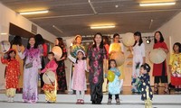 Trình diễn áo dài Ngày hội gia đình Việt Nam tại Bỉ