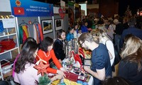 Giới thiệu vải tơ tằm Việt Nam tại Hội chợ Giáng sinh quốc tế ở Cộng hòa Czech