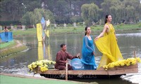 Trình diễn thời trang tơ lụa Bảo Lộc và thổ cẩm Lâm Đồng
