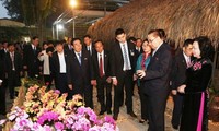 Đoàn đại biểu lãnh đạo Đảng Lao động Triều Tiên tham quan mô hình trồng lan ở Hợp tác xã Đan Hoài