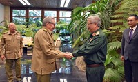 Đại tướng Raul Castro tiếp Thượng tướng Nguyễn Chí Vịnh