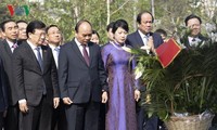 Thủ tướng Nguyễn Xuân Phúc đặt hoa tại tượng đài Chủ tịch Hồ Chí Minh ở Moscow