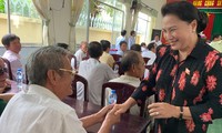 Chủ tịch Quốc hội Nguyễn Thị Kim Ngân tiếp xúc cử tri tại thành phố Cần Thơ