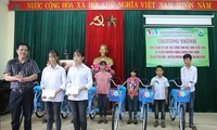 VOV trao tặng xe đạp, học bổng cho học sinh nghèo miền núi