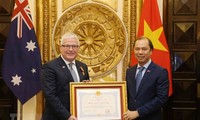 Trao tặng Huân chương hưu nghĩ cho Đại sứ Australia