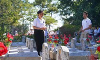 Thanh niên kiều bào dâng hương tưởng niệm các anh hùng liệt sĩ tại Nghĩa trang Liệt sĩ quốc gia Trường Sơn