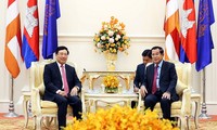 Phó Thủ tướng, Bộ trưởng Ngoại giao Phạm Bình Minh chào xã giao Thủ tướng Campuchia Hun Sen