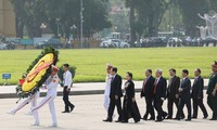 Đoàn đại biểu dự Đại hội đại biểu toàn quốc MTTQ Việt Nam viếng Chủ tịch Hồ Chí Minh