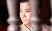 Nghệ sĩ Nguyễn Quang Long say với xẩm trong Trách ông Nguyệt Lão