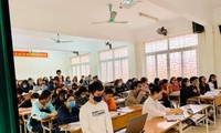 Sinh viên ở Hà Nội đi học trở lại