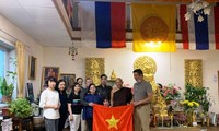 Cộng đồng người Việt Nam tại Saint Petersburg tặng Quốc kỳ cho chùa Buddavihara