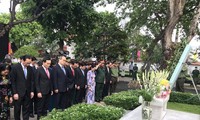 Lãnh đạo Thành phố Hồ Chí Minh dâng hương tưởng nhớ Chủ tịch nước Lê Đức Anh