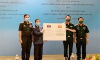 Bộ Tư lệnh Thủ đô Hà Nội hỗ trợ vật tư y tế chống dịch COVID-19 cho Bộ Chỉ huy quân sự Thủ đô Vientiane (Lào)
