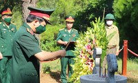 Dâng hương, viêng mộ Đại tướng Võ Nguyên Giáp nhân Kỷ niệm 110 năm Ngày sinh  của ông