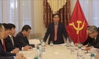 Bộ trưởng Ngoại giao Bùi Thanh Sơn gặp gỡ đại diện cộng đồng người Việt Nam tại Nga